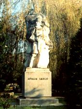 Brad,  Statuia lui Avram Iancu