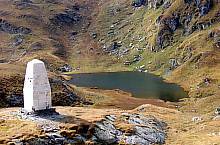 Lacul Capra şi monumentul alpiniştilor, Foto:Răzvan Sabău